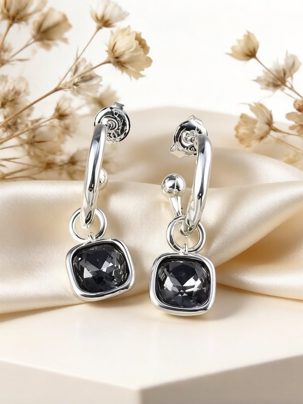 UNO de 50 cube-shaped grayish-white crystal eardrop earrings